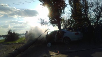 Accident în Mamaia: stâlp de electricitate doborât de o maşină care făcea întrecere prin staţiune cu peste 100 de km/h!