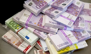 Leul s-a depreciat luni în faţa euro