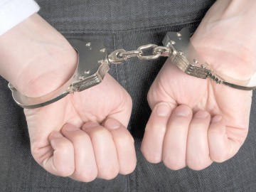 Minor reţinut de procurori, după ce a furat un telefon mobil