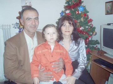 Rezultatele necropsiei în cazul familiei Aravă: copilul a murit din pricina bolii, părinţii s-au spânzurat!