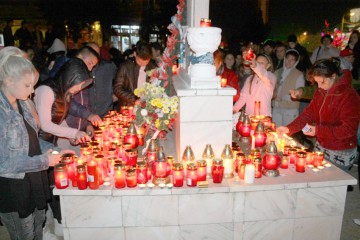 Tinerii din Năvodari au aprins lumânări pentru victimele de la Club Colectiv