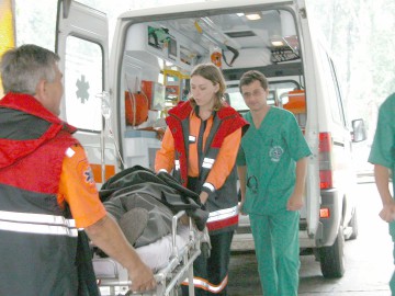 Un bărbat s-a prăbuşit pe asfalt, pe Ferdinand