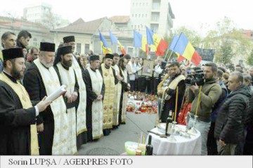 Parastas de nouă zile, oficiat de 15 preoţi, în faţa clubului „Colectiv”