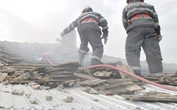 Un grajd cu oi a luat foc la Peştera