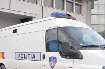 Bărbatul care a ameninţat un poliţist cu sabia rămâne în arest