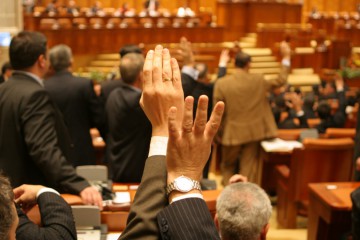 VOT în Parlament: Salariile tuturor bugetarilor, majorate cu 10%