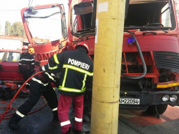 O autospecială ISU a fost implicată într-un accident rutier: doi pompieri încarceraţi!