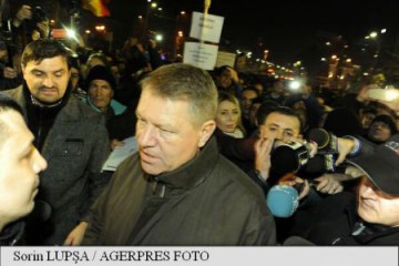 Klaus Iohannis, în mijlocul oamenilor, în Piaţa Universităţii