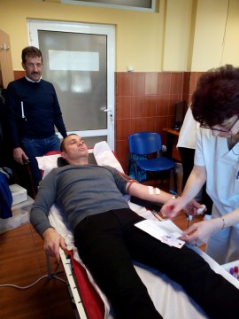 Primarul Cristian Radu a donat sânge pentru victimele din Colectiv şi l-a vizitat pe mangaliotul Andrei Trifu la spital