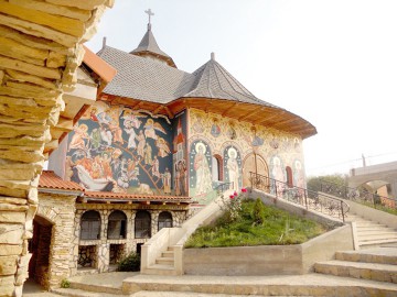 Mănăstirea „Sf. Filip” din Constanţa a primit o raclă cu moaşte din Bulgaria