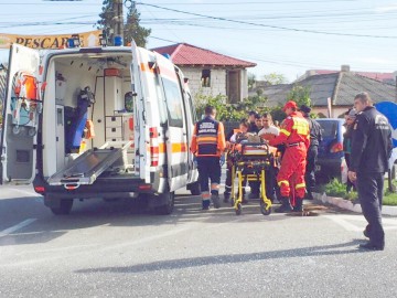 Accident rutier în sensul giratoriu de la Tuzla: o femeie a ajuns la spital