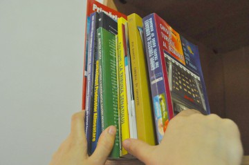 TOPUL celor mai furate cărţi din librării în anul 2015