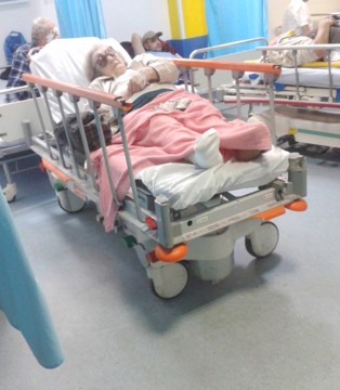 Anchetă la Spitalul Județean: o femeie s-a plâns că pacienții sunt legați și lăsați nesupravegheați!