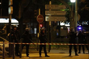 Schimburi de focuri şi EXPLOZII în Paris: trei presupuşi terorişti sunt morţi, dintre care o femeie kamikaze