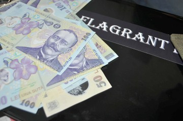 Magistraţii au vizionat înregistrările cu angajatul ANAF prins luând şpagă