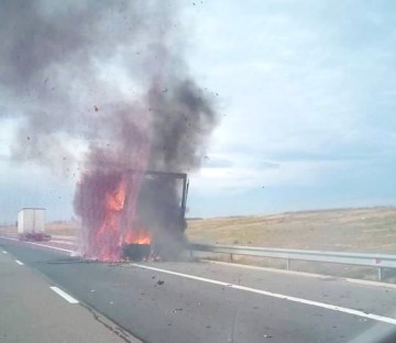 Un autotren s-a făcut scrum pe A2