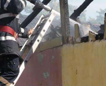Incendiu pe Şoseaua Mangaliei din pricina unei ţigări aruncate la întâmplare