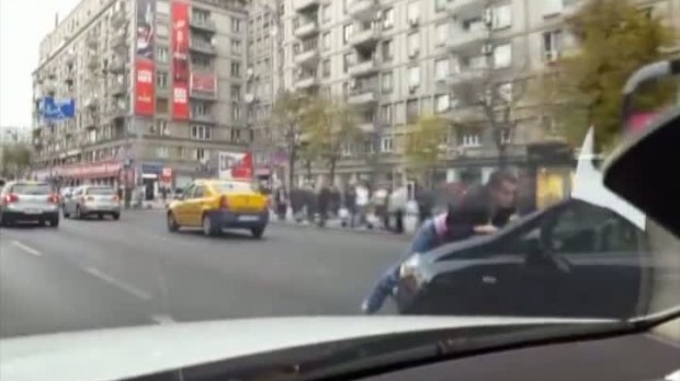 Scene şocante în trafic. Un tânăr e dus pe capotă câţiva km de o şoferiţă inconştientă - video Scene şocante în trafic. Un tânăr e dus pe capotă câţiva km de o şoferiţă inconştientă - video