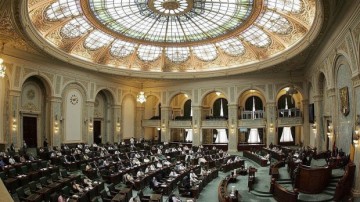 Ordonanţa prin care s-au majorat salariile demnitarilor, respinsă în plenul Senatului