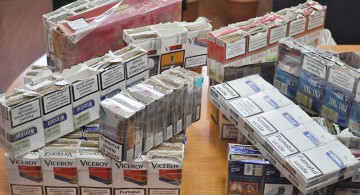 Contrabandiştii care fabricau ţigări acasă, menţinuţi în arest la domiciliu