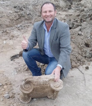 Descoperire arheologică incredibilă la Mangalia! Încă un capitel ionic, găsit chiar de directorul Muzeului Callatis