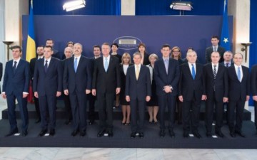 Cioloş, deranjat că în fotografia Guvernului doamnele au fost aşezate în spate şi vrea să o refacă
