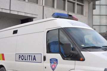 Minorul care a înşelat o femeie cu 8.000 euro şi 96.000 lei, trimis în judecată