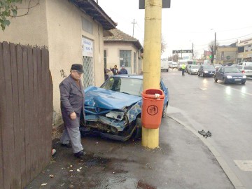 O maşină s-a făcut praf pe I.C. Brătianu: din şosea a ajuns pe trotuar şi a lovit un pieton!