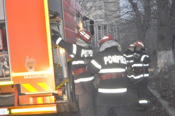 Un apartament din Constanţa a ars din pricina unui scurtcircuit