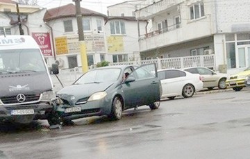 Accident rutier pe bulevardul Mamaia: o maşină a intrat într-un microbuz