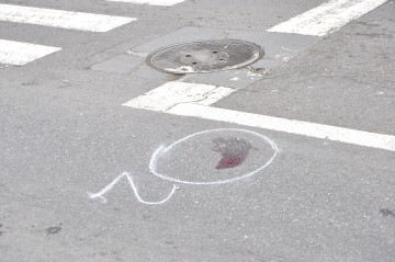 Femeie cu un copil în braţe, accidentată pe trecerea de pietoni