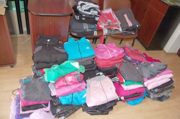 Geci bărbăteşti contrafăcute, reţinute de inspectorii vamali