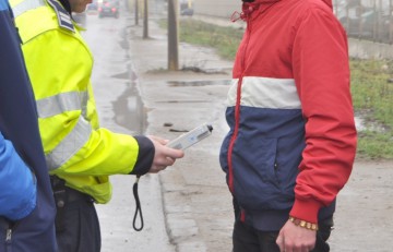 Pericolele de pe drumurile constănţene, „stârpite” de poliţiştii rutieri