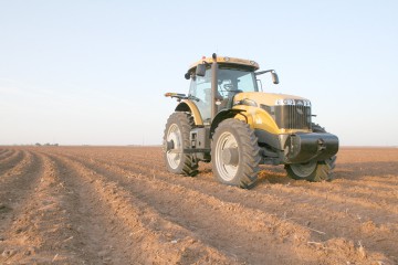 O persoană a ajuns la spital după ce s-a răsturnat cu tractorul