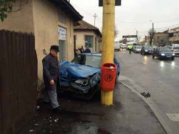 O maşină s-a făcut praf pe I.C. Brătianu: a pătruns pe trotuar şi a lovit un pieton!