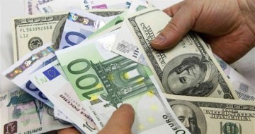 Dolarul atinge un nou maxim istoric faţă de leu