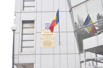 Agentul de la Poarta Albă care a şantajat un decan de la Ovidius, în arest la domiciliu