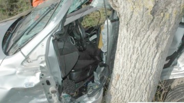 Un minor i-a furat maşina prietenului şi s-a înfipt cu ea în copac!
