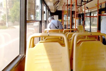 Un recidivist a furat din geanta unei constănţence, în autobuzul 43
