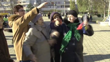 Până unde duce patriotismul: pensionarii s-au luat la harţă pe steguleţe