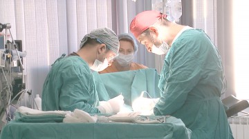 Şeful Secţiei de Chirurgie Plastică nu duce lipsă de cliente: toate vor sâni şi buze mari
