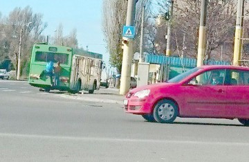 Doi indivizi, „călare” pe autobuz, la plimbare prin Constanţa