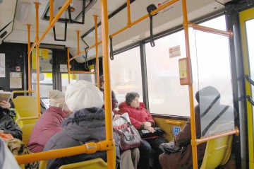 Explicaţie: persoanele de peste 80 de ani şi şomerii merg gratuit cu RATC de nevoie, nu de plăcere