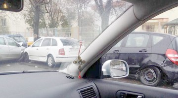 A lovit mai multe maşini în parcare şi şi-a văzut de drum!