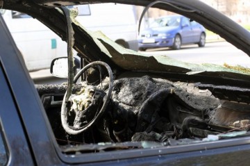 Femeia care a incendiat maşina fostului soţ, lăsată în arest la domiciliu