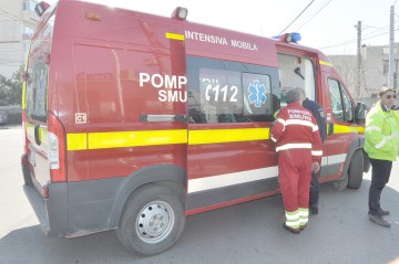 Un şofer a „măturat” trei autoturisme şi apoi s-a înfipt în pom
