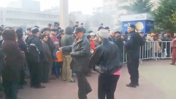 În aşteptarea cârnaţilor, constănţenii au făcut demonstraţii de talent
