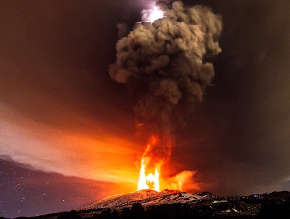 Erupţie spectaculoasă a vulcanului Etna, cu apariţia unor fulgere vulcanice Erupţie spectaculoasă a vulcanului Etna, cu apariţia unor fulgere vulcanice