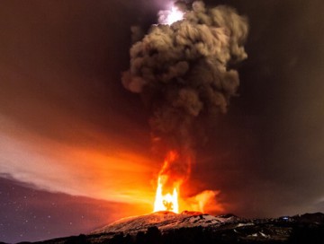Erupţie spectaculoasă a vulcanului Etna, cu apariţia unor fulgere vulcanice