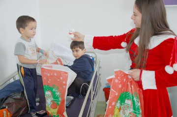 Copiii internaţi în spitalele din Constanţa au primit daruri de Moş Nicolae